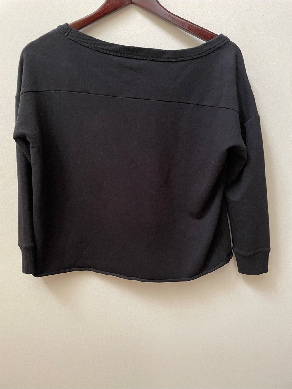 Juicy Couture Cropped Cutoff Black Sweatshirt with Metallic Gold 'JUICY' Logo - Picture 6 of 6